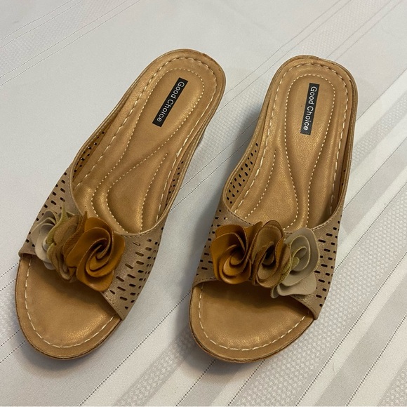 Good Choice Juliet Gold Metallic -Floral Rosettes Wedge Slide Sandals size 8.5 - Picture 2 of 4